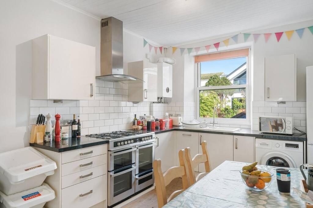 Manacles - Spacious Flat Near Beach With Sea Views & Parking ฟาลมัธ ภายนอก รูปภาพ