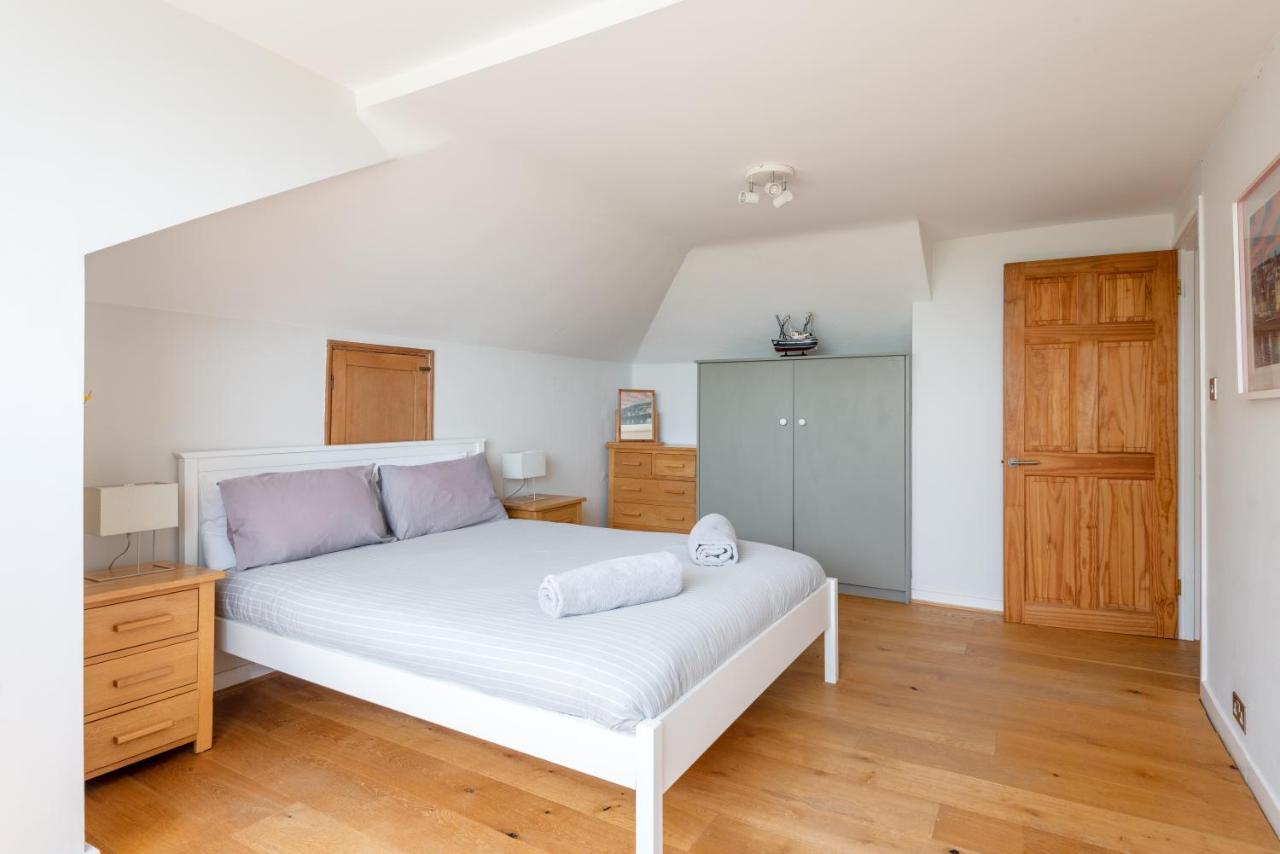 Manacles - Spacious Flat Near Beach With Sea Views & Parking ฟาลมัธ ภายนอก รูปภาพ