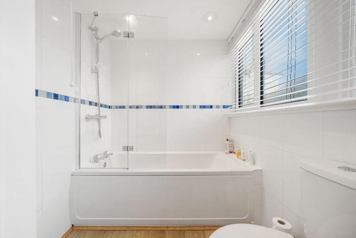 Manacles - Spacious Flat Near Beach With Sea Views & Parking ฟาลมัธ ภายนอก รูปภาพ